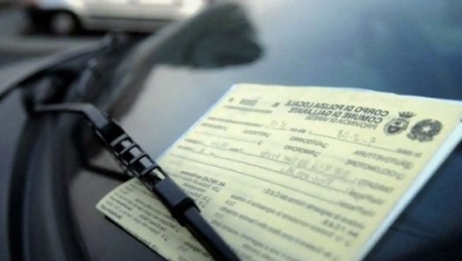 Parabrezza sotto osservazione: multe fino a 200 euro. Cosa verifica la polizia?