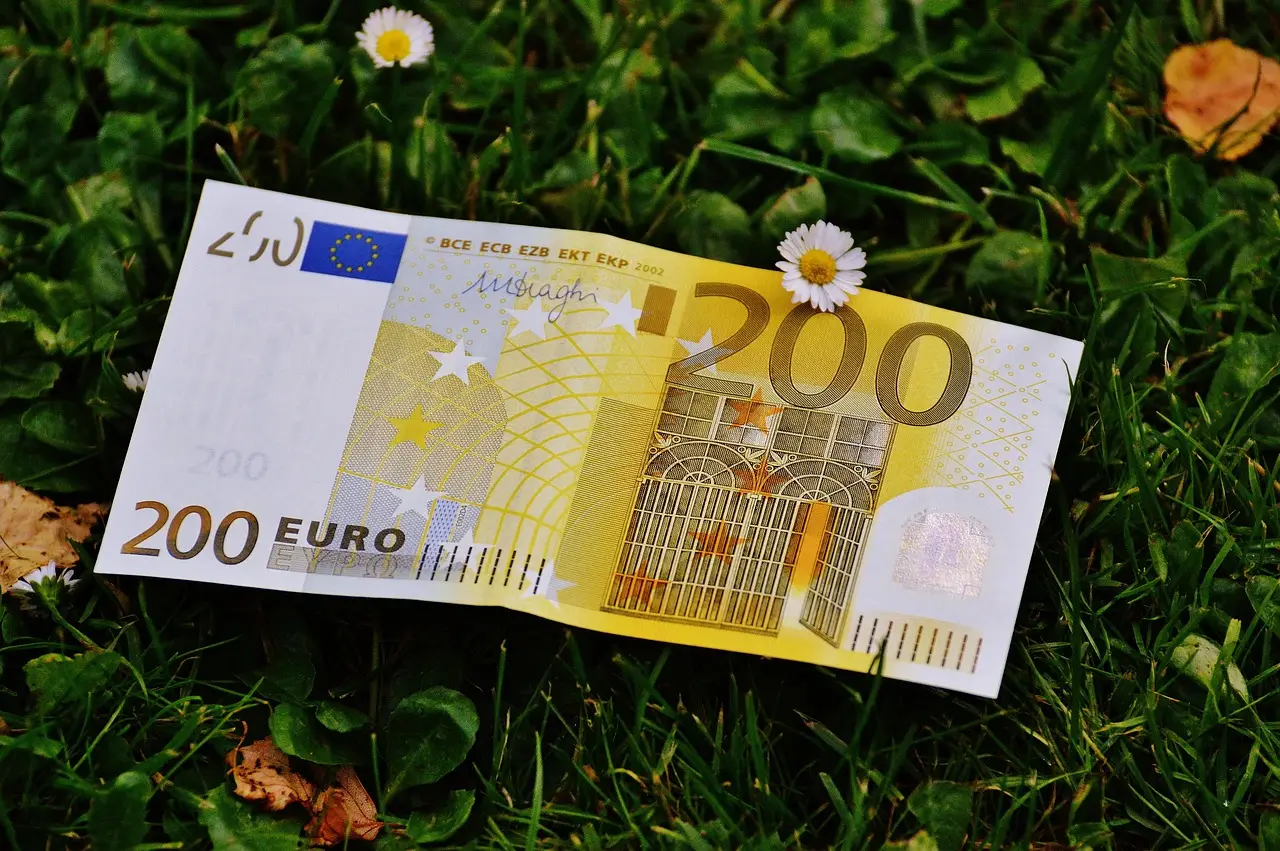 Parabrezza sotto osservazione: multe fino a 200 euro. Cosa verifica la polizia? Immagine selezionata