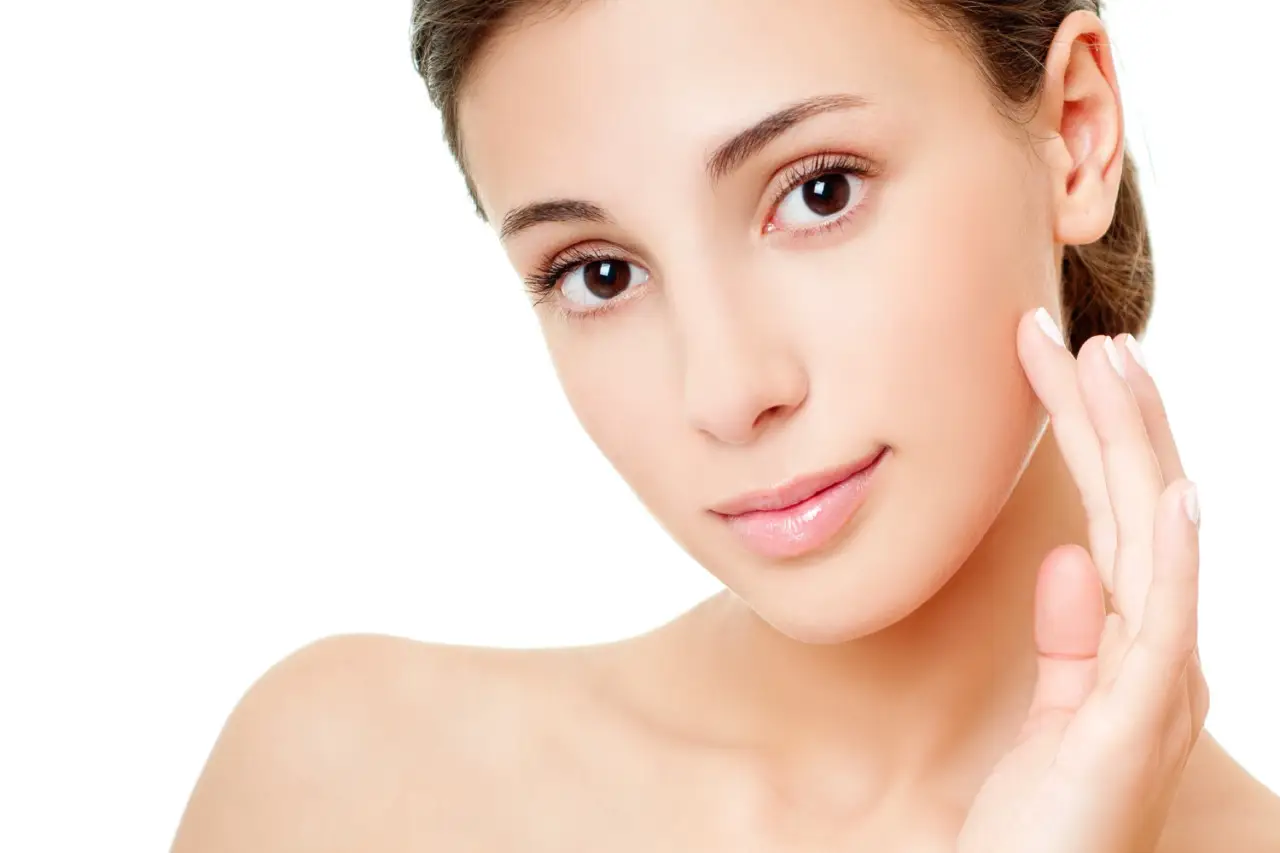 Pelle più giovane: scopri i 3 oli naturali per viso collo e mani che regalano risultati sorprendenti