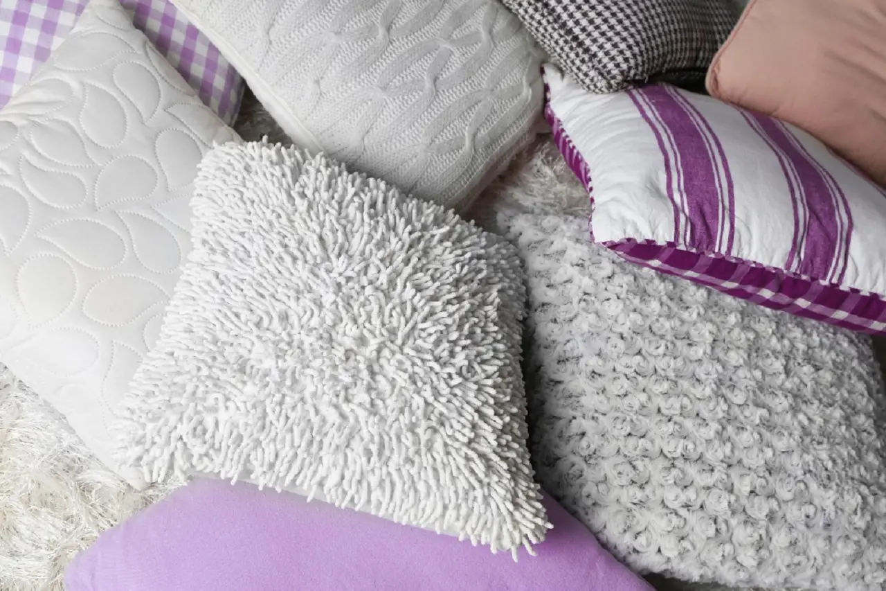 I trucchi per mantenere la forma dei cuscini del divano