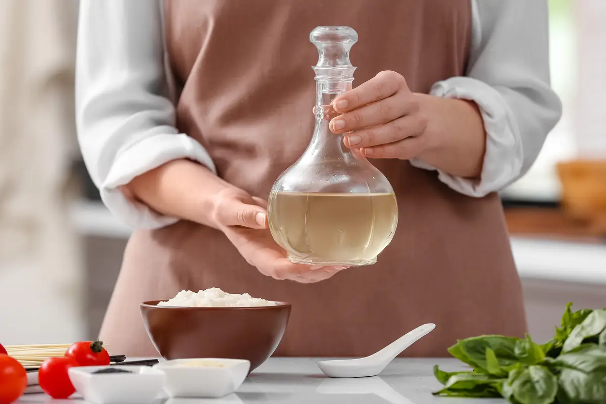 Il metodo economico dei giardinieri per rimuovere le erbacce dalle piastrelle Immagine selezionata
