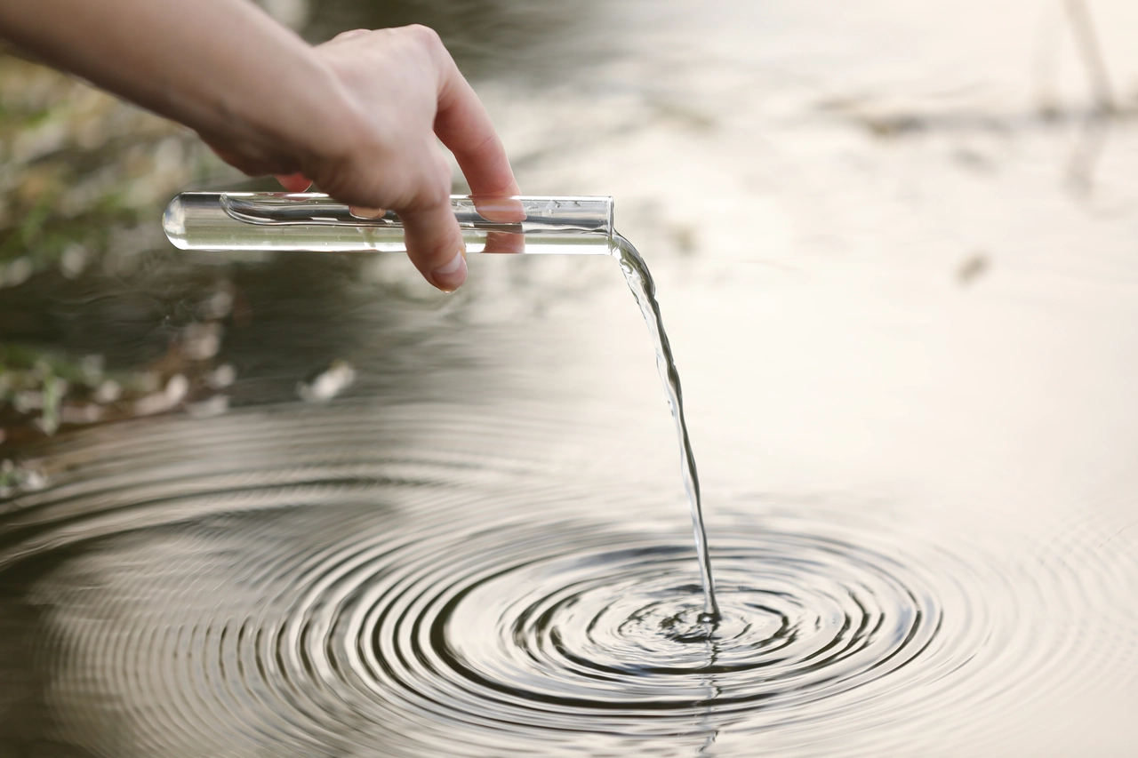 Attenzione all’acqua stagnante, possibile presenza di batteri nocivi Attenzione all’acqua stagnante, possibile presenza di batteri nocivi