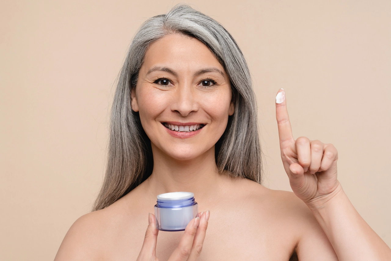 Capelli grigi: come scegliere la tinta fai-da-te per coprire e ravvivare il colore Capelli grigi: come scegliere la tinta fai-da-te per coprire e ravvivare il colore
