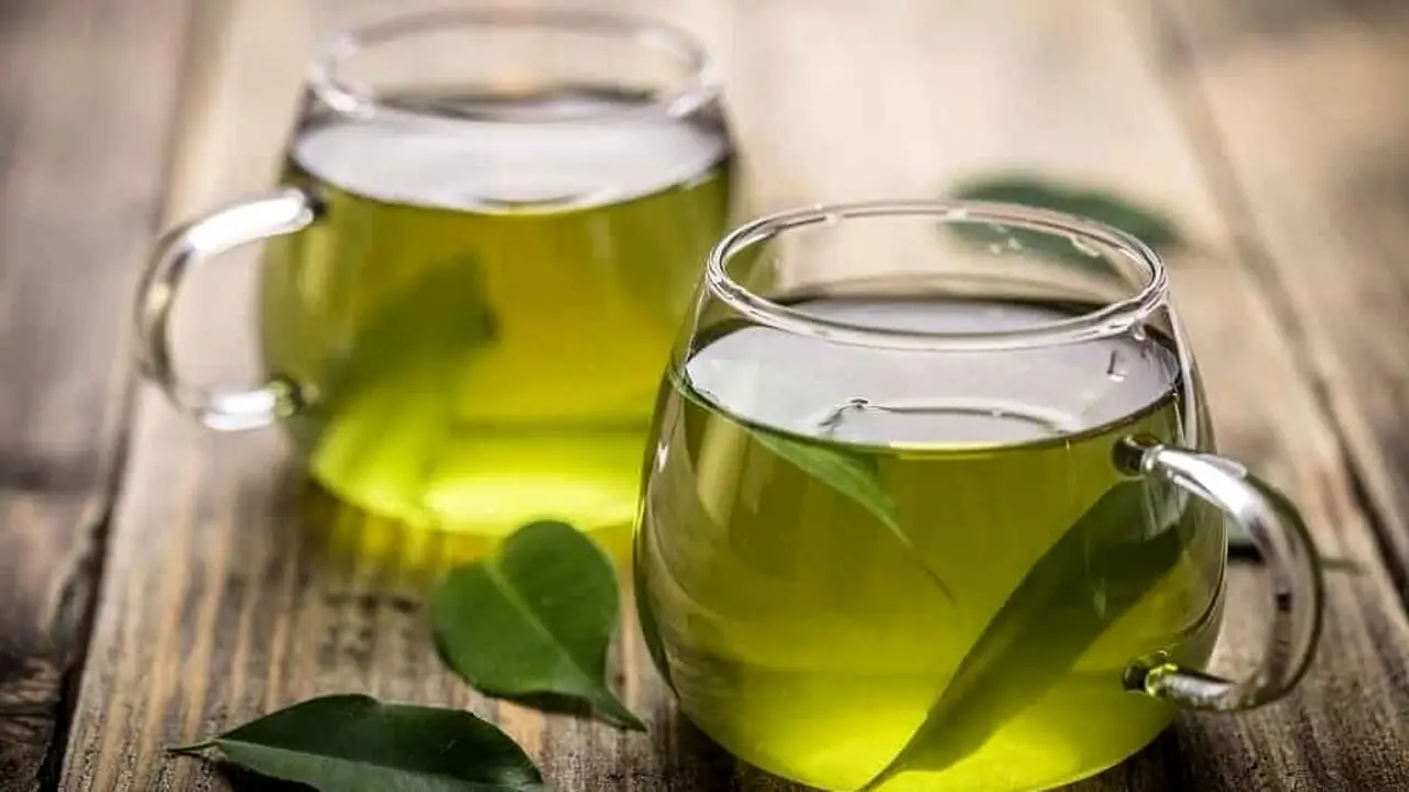L’infuso serale per un sonno profondo e rigenerante SP - Tazza fumante con camomilla e cuscino