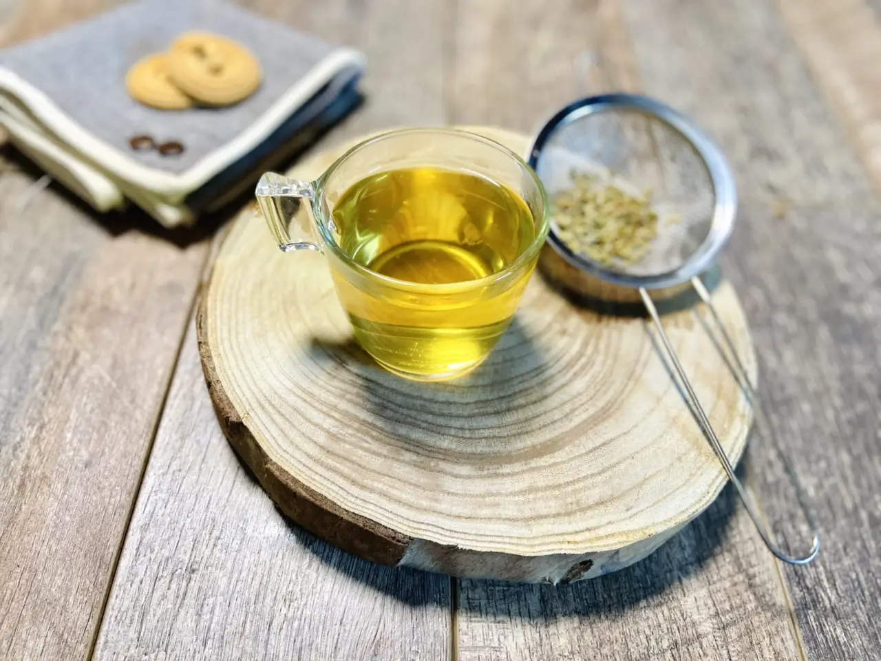 L’infuso serale per un sonno profondo e rigenerante SP - Tazza fumante con camomilla e cuscino